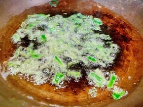 锅中倒入底油加热，放入香葱爆香。