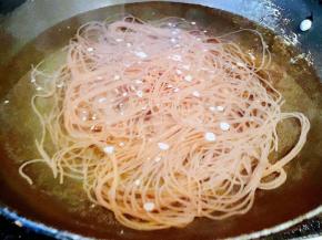 浸泡开的荞麦冷面清洗干净，锅中烧开水下入荞麦冷面，煮至熟透而不软烂。