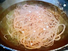 浸泡开的荞麦冷面清洗干净，锅中烧开水下入荞麦冷面，煮至熟透而不软烂。
