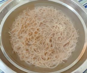 煮好的荞麦冷面立即放入冷水中过凉，再沥干水份备用。