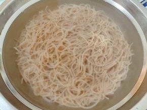 煮好的荞麦冷面立即放入冷水中过凉，再沥干水份备用。