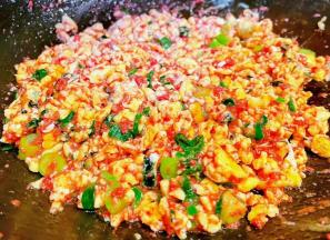 最后放入盐和味精，调味均匀即可出锅享用。