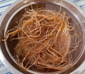 荞麦冷面在清水中浸泡十五分钟。