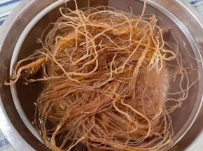 荞麦冷面在清水中浸泡十五分钟。