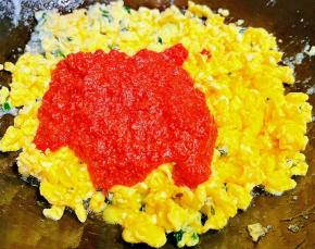 鹅蛋炒至七成熟，放入虾酱。