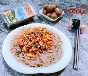 虾酱鹅蛋拌荞麦冷面营养价值非常丰富，还是减脂的最佳食材。