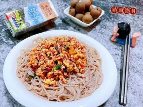 虾酱鹅蛋拌荞麦冷面营养价值非常丰富，还是减脂的最佳食材。
