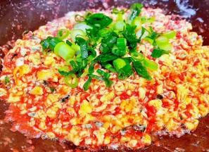 虾酱和鹅蛋炒至完全融合放入香葱。