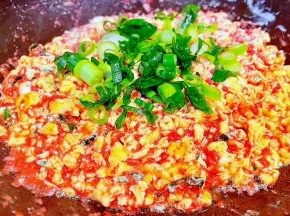 虾酱和鹅蛋炒至完全融合放入香葱。