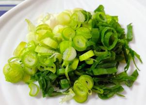 香葱切成小粒状备用。