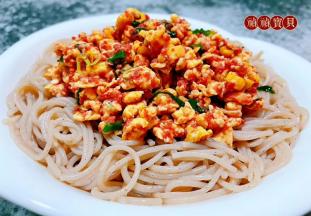 沥干水分的荞麦冷面摆入盘中，再淋上鹅蛋虾酱就大功告成了。