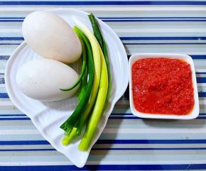 准备香葱、鹅蛋、虾酱。