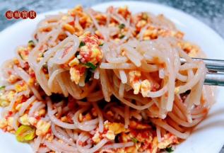 荞麦冷面入口筋道爽滑，混搭鹅蛋虾酱独有的鲜香，让人回味无穷。