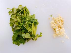 大蒜切末，香菜切段