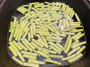锅里烧水，水开后滴入几滴植物油，放入豆角煮5分钟至熟