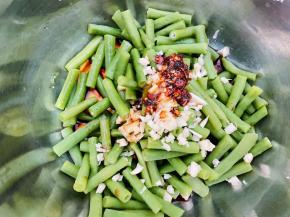 加入米醋，白糖，盐，红油辣椒