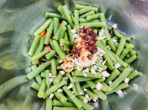 加入米醋，白糖，盐，红油辣椒