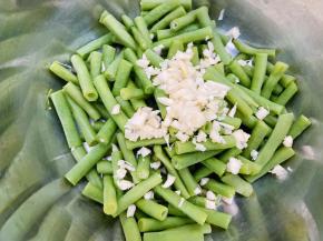豆角沥干水放入盆里加入蒜末