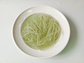 粉丝加温水浸泡至软。