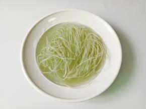 粉丝加温水浸泡至软。