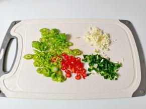 青红椒，蒜，葱分别切好。