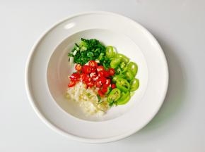 把切好的食材放入碗里。