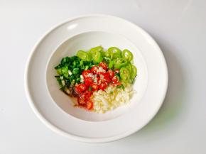 孜然粉，淋上热油。