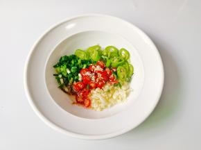 孜然粉，淋上热油。