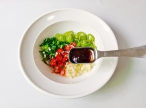 蚝油一勺，盐半勺。