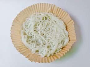 把泡好的粉丝放在油纸托上。