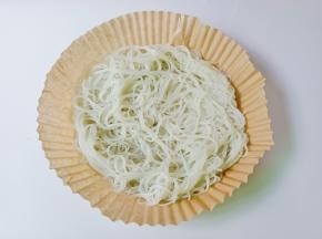 把泡好的粉丝放在油纸托上。