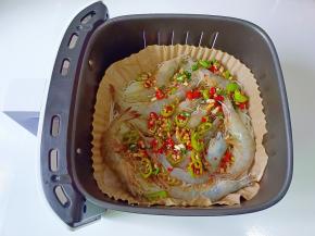 放在空气炸锅上，180度10分钟即可出锅。