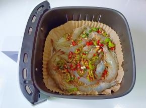 放在空气炸锅上，180度10分钟即可出锅。