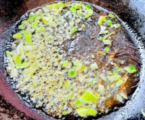 锅中倒入底油加热，放入葱花姜蒜末爆香。