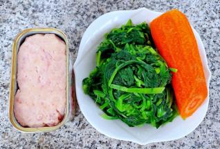 小白菜苗处理好沥干水份，胡萝卜去皮洗净、午餐肉备用。