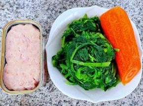 小白菜苗处理好沥干水份，胡萝卜去皮洗净、午餐肉备用。