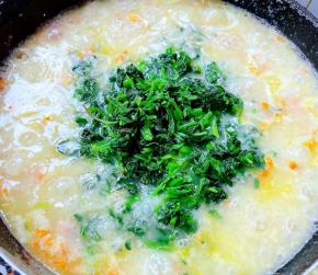 疙瘩汤烧开放入切好的小白菜苗。