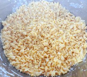 用蛋液将面粉顺时针搅拌成小面疙瘩状。