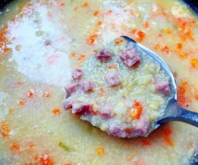 添加适量清水烧开，下入面疙瘩不停搅拌，再放入午餐肉大火煮起来。