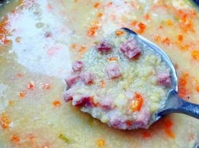 添加适量清水烧开，下入面疙瘩不停搅拌，再放入午餐肉大火煮起来。