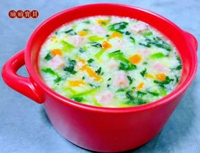 鲜美可口的午餐肉小白菜苗胡萝卜疙瘩汤装入容器中就大功告成了，这也是一道减脂的美味佳肴哦！