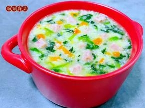 鲜美可口的午餐肉小白菜苗胡萝卜疙瘩汤装入容器中就大功告成了，这也是一道减脂的美味佳肴哦！