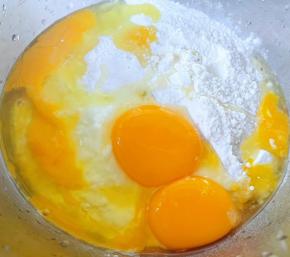 准备面粉倒入盆中打入鸡蛋。