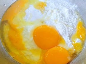 准备面粉倒入盆中打入鸡蛋。