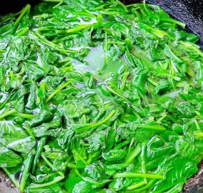 锅中烧开水，放入小白菜苗焯水断生时间不宜过长，焯好水的小白菜苗立即放入冷水中过凉。