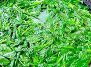 锅中烧开水，放入小白菜苗焯水断生时间不宜过长，焯好水的小白菜苗立即放入冷水中过凉。