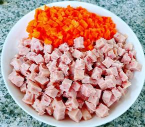 午餐肉和胡萝卜切成小丁状。
