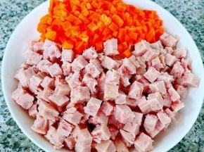 午餐肉和胡萝卜切成小丁状。