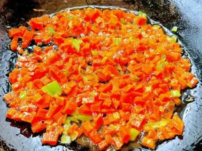 放入胡萝卜炒至断生，这样胡萝卜更易吸收营养。