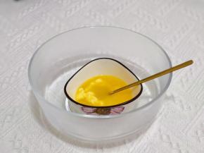 黄油隔水融化。